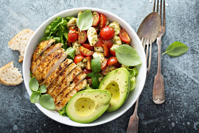Kycklingsallad med pestoslungade tomater och minimozzarella