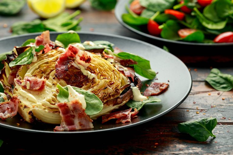 Grillad vitkål med bacon och ceasardressing