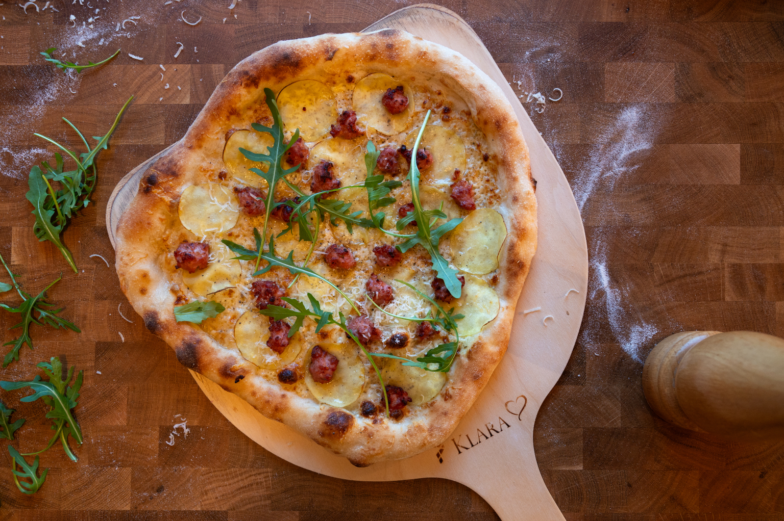 Pizza bianco med salsiccia och tunnhyvlad potatis