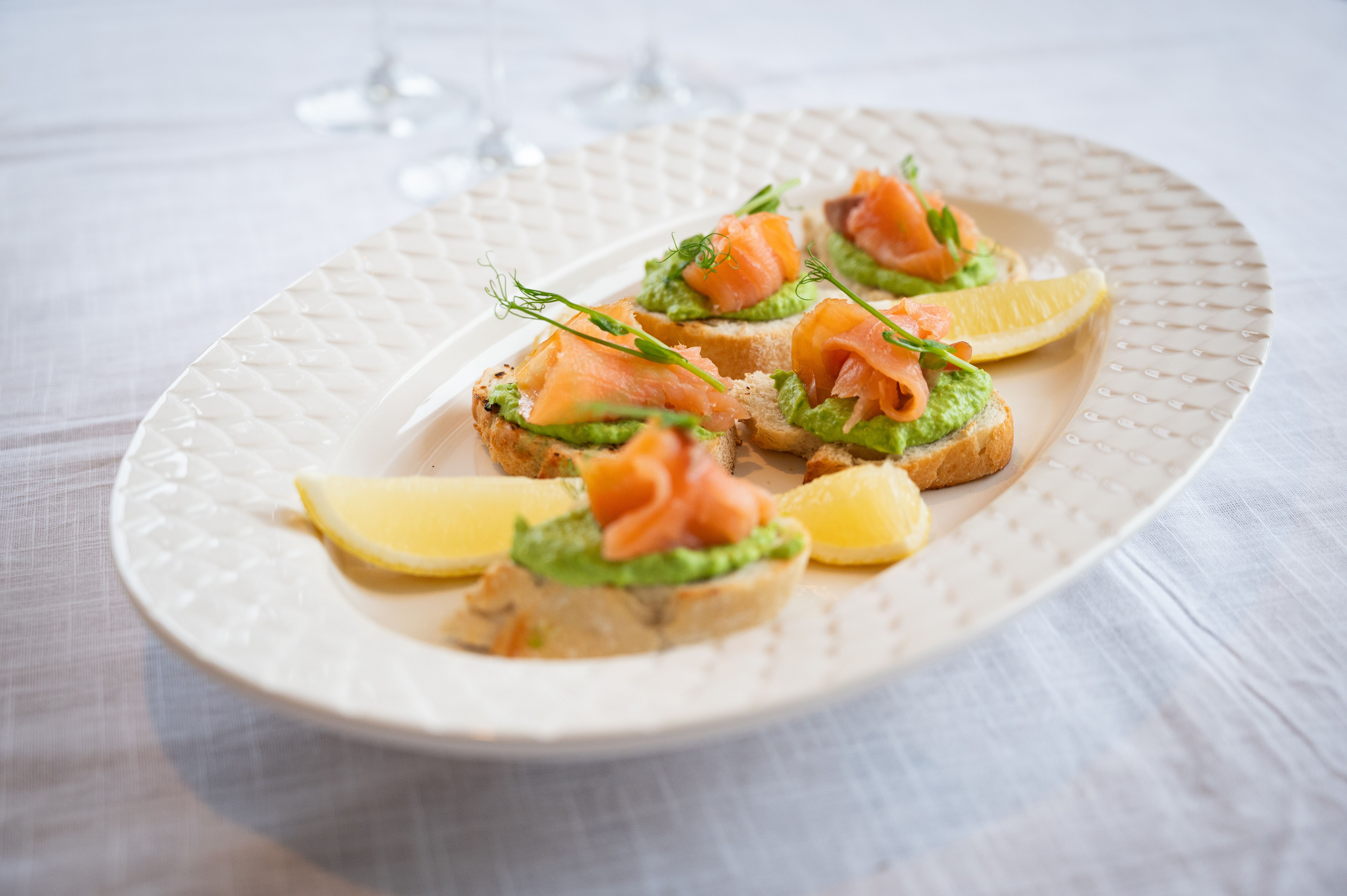 Bruschetta med lax på ärtkräm