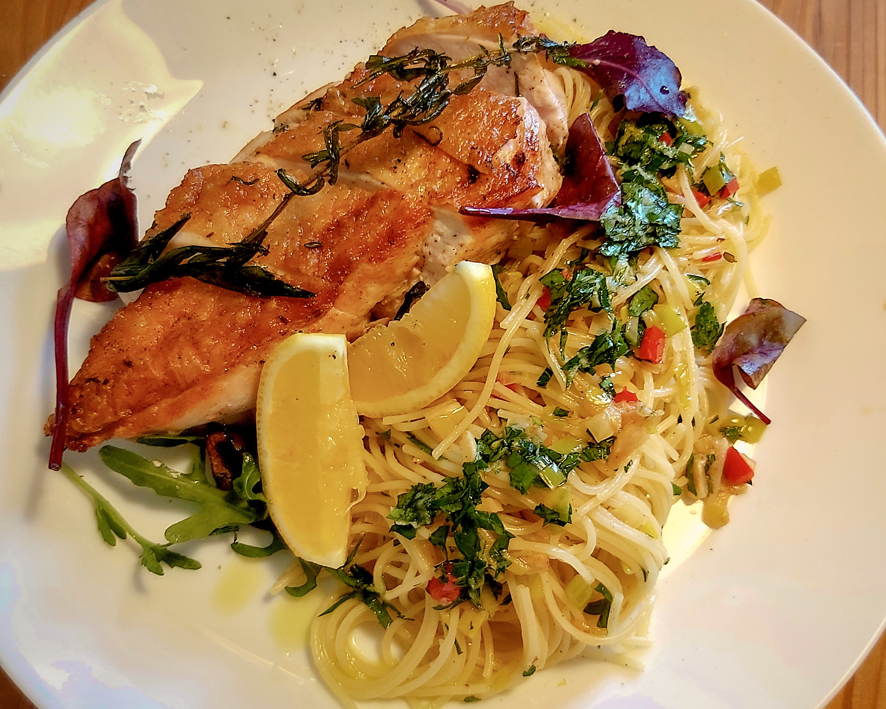 Pasta Capellini med grönsaker, gremolata och kyckling