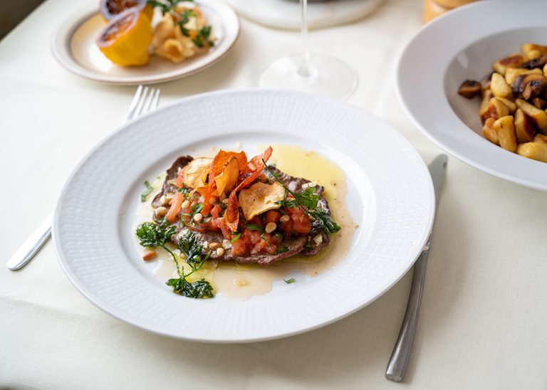 Lövbiff med brynt dragonsmör och tomatsallad