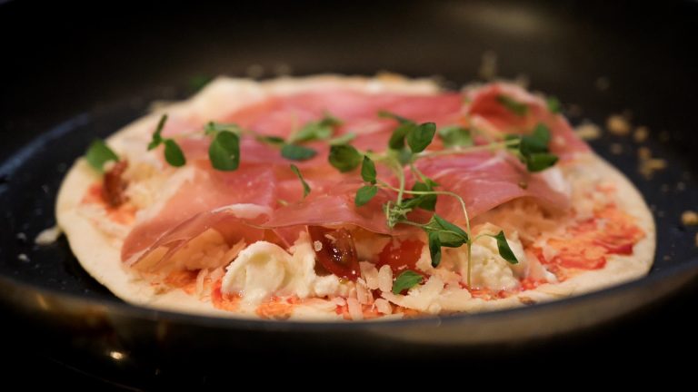 Piadina fylld med prosciutto, mozzarella och parmesan