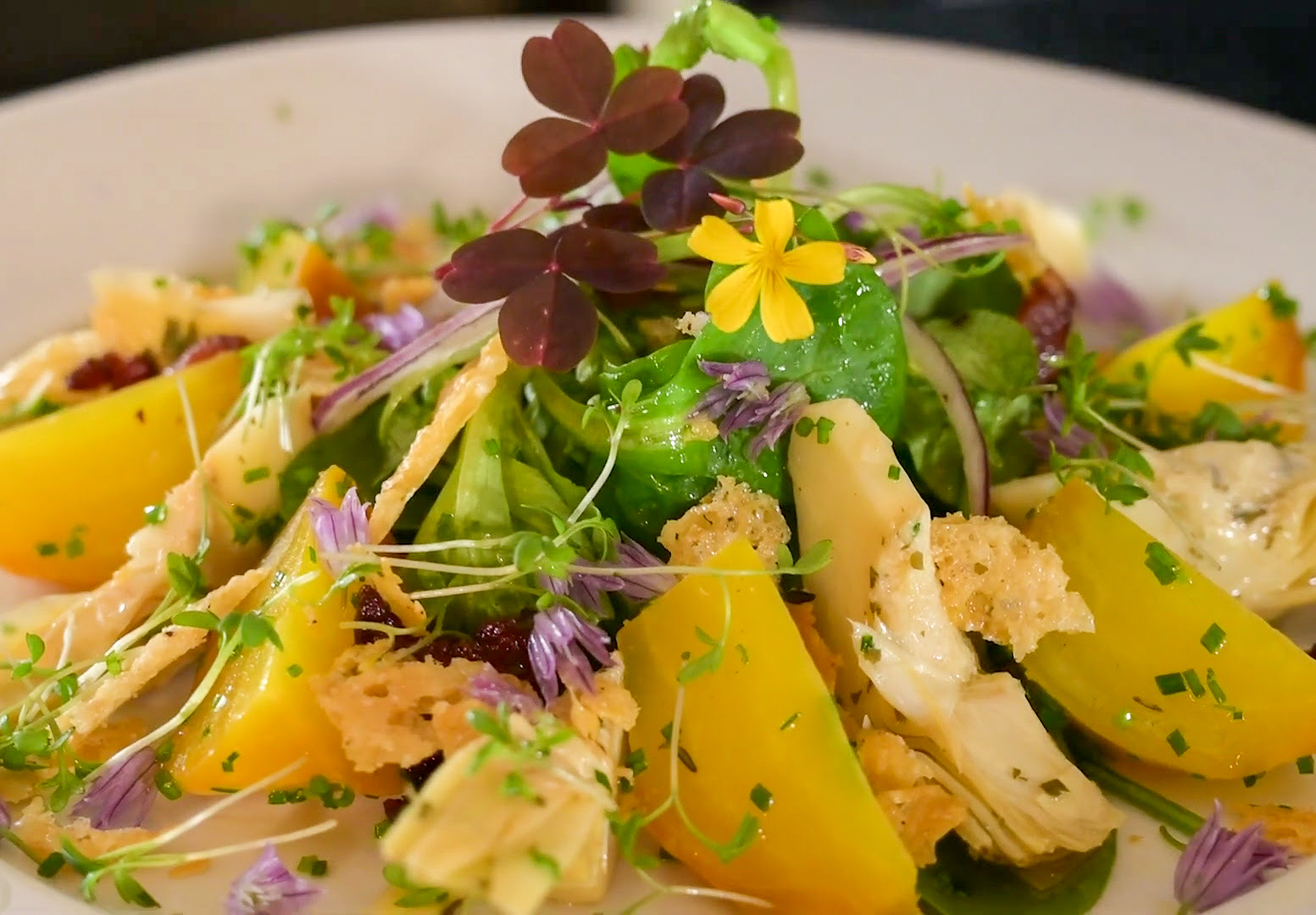 Somrig sallad med gulbetor och kronärtskockor