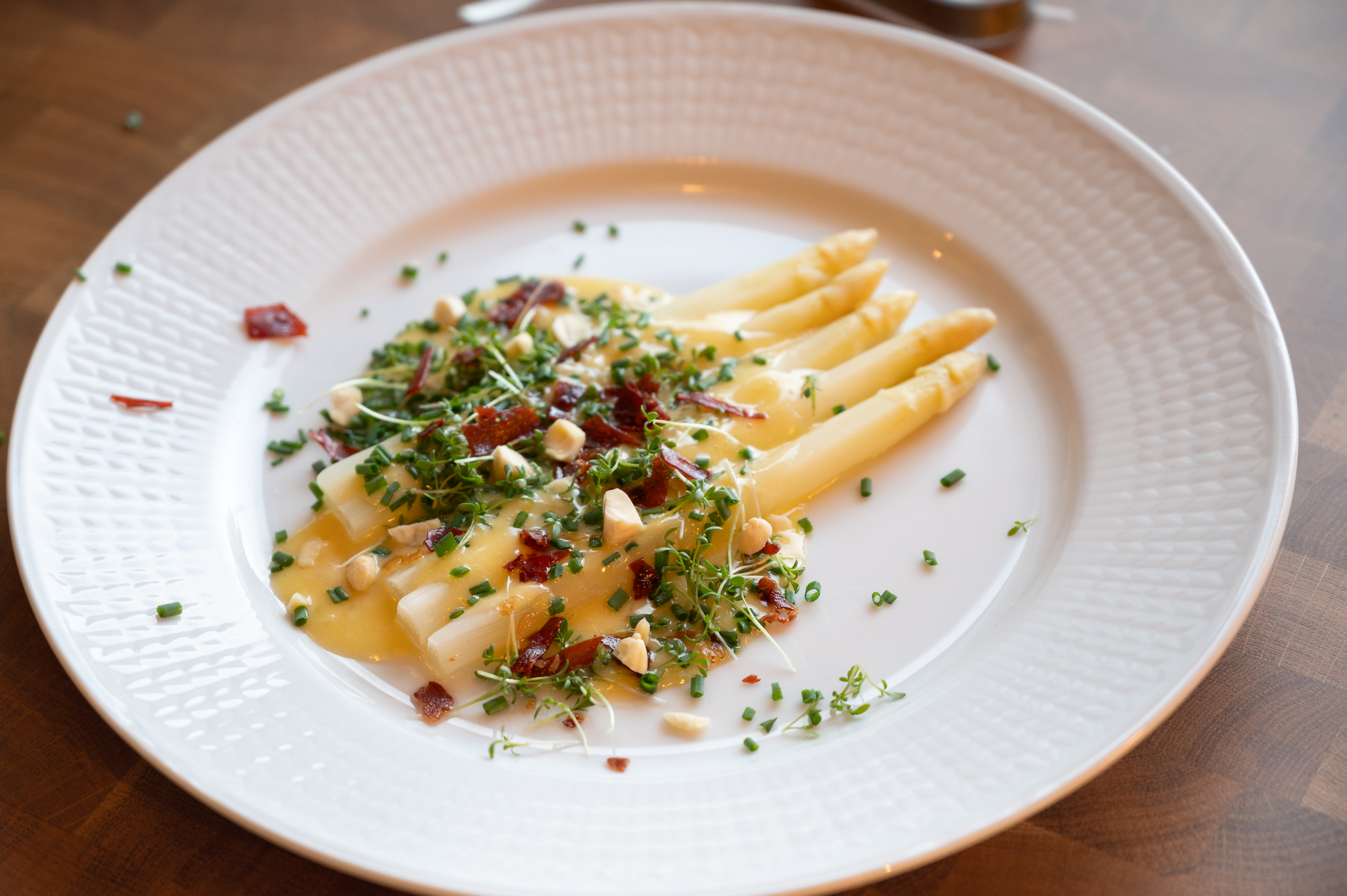 Vit sparris med smörsås och serranochips