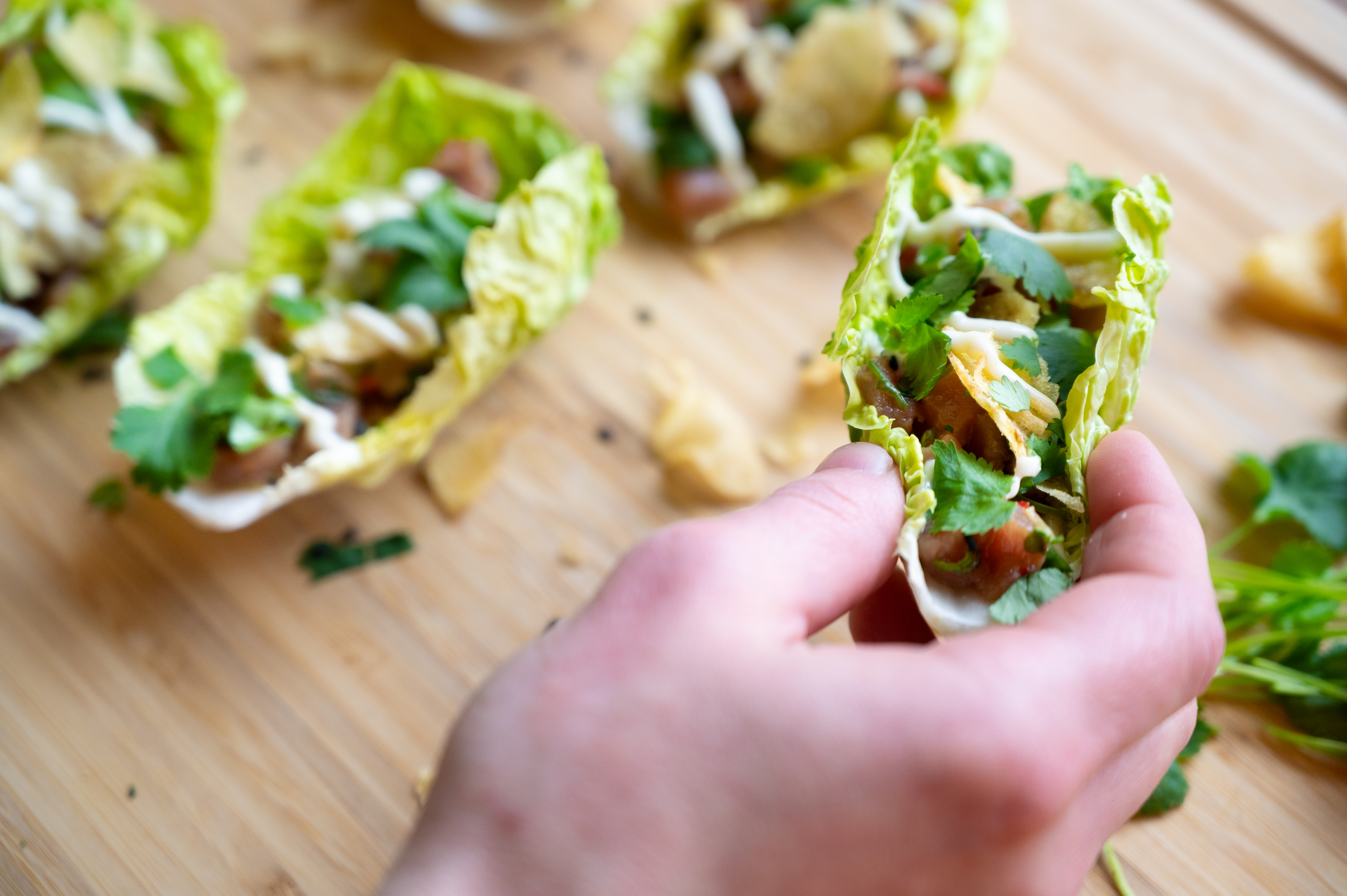 Festlig tonfisktartar i salladsblad