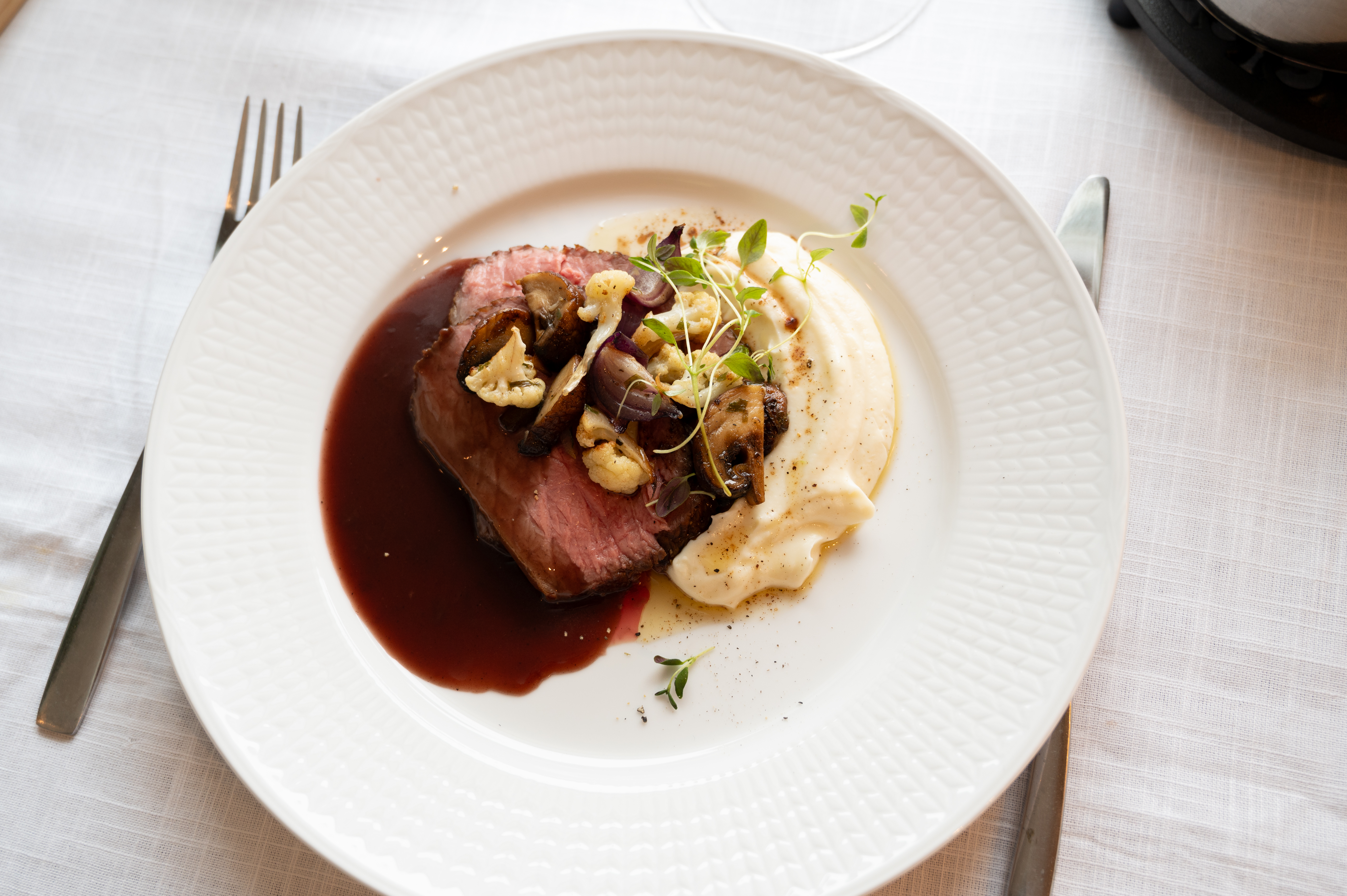 Kalvstek med blomkålspuré och rödvinssky