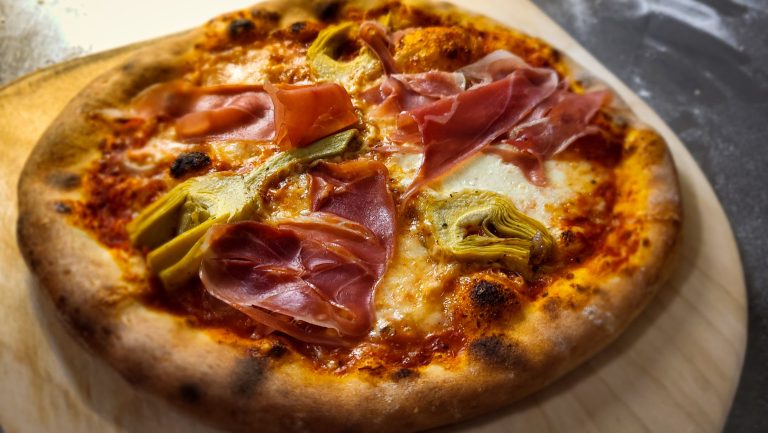 Pizza med kronärtskocka och parmaskinka