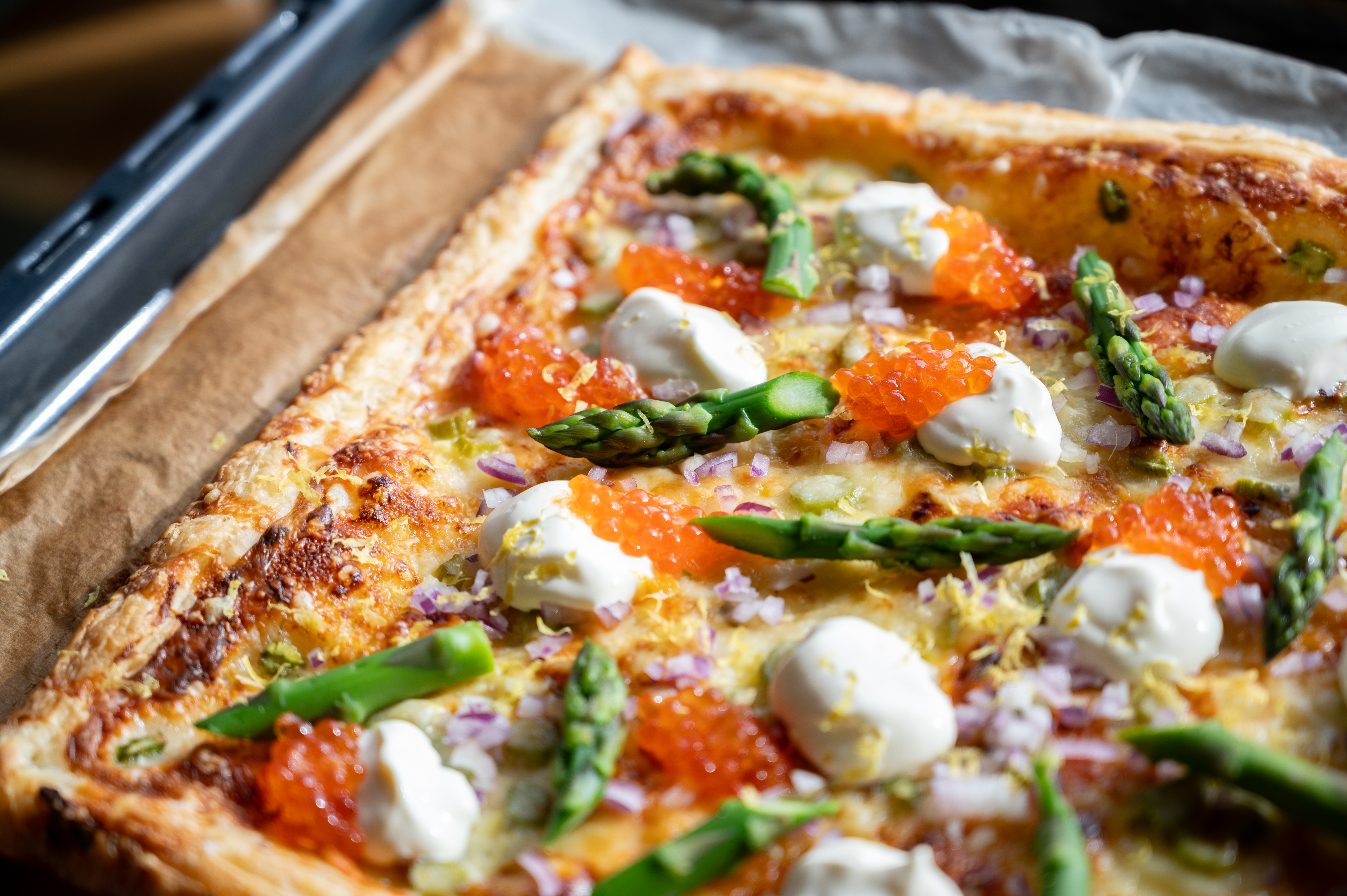 Smördegsflarn med sparris och regnbågsrom