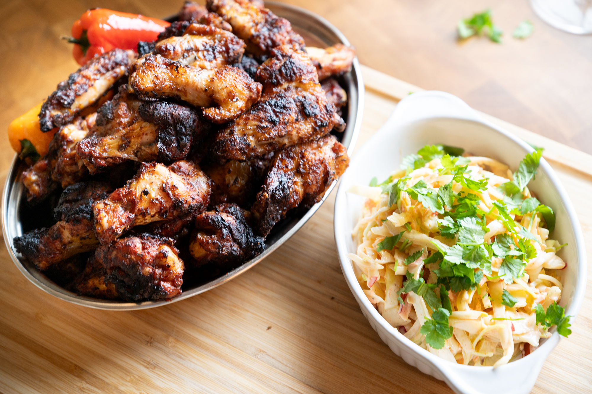 Grillade kycklingvingar med coleslaw