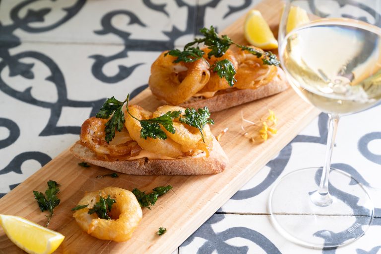Pinchos med friterade calamares & paprika-aioli