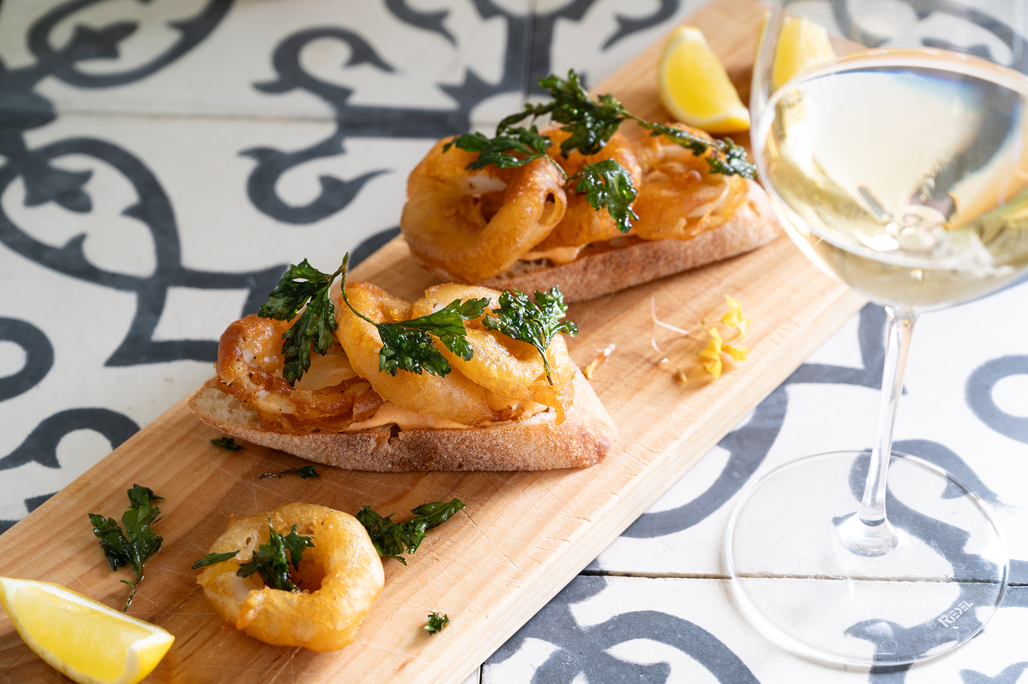 Pinchos med friterade calamares och paprika-aioli - Vinhyllan.se