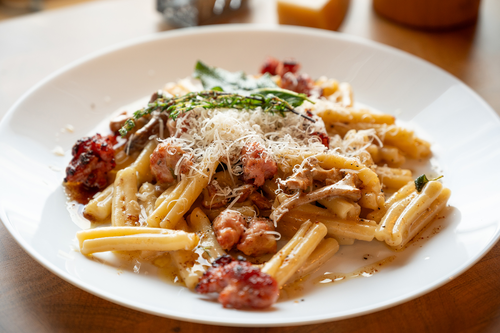 Kantarellpasta med brynt smör och salsiccia