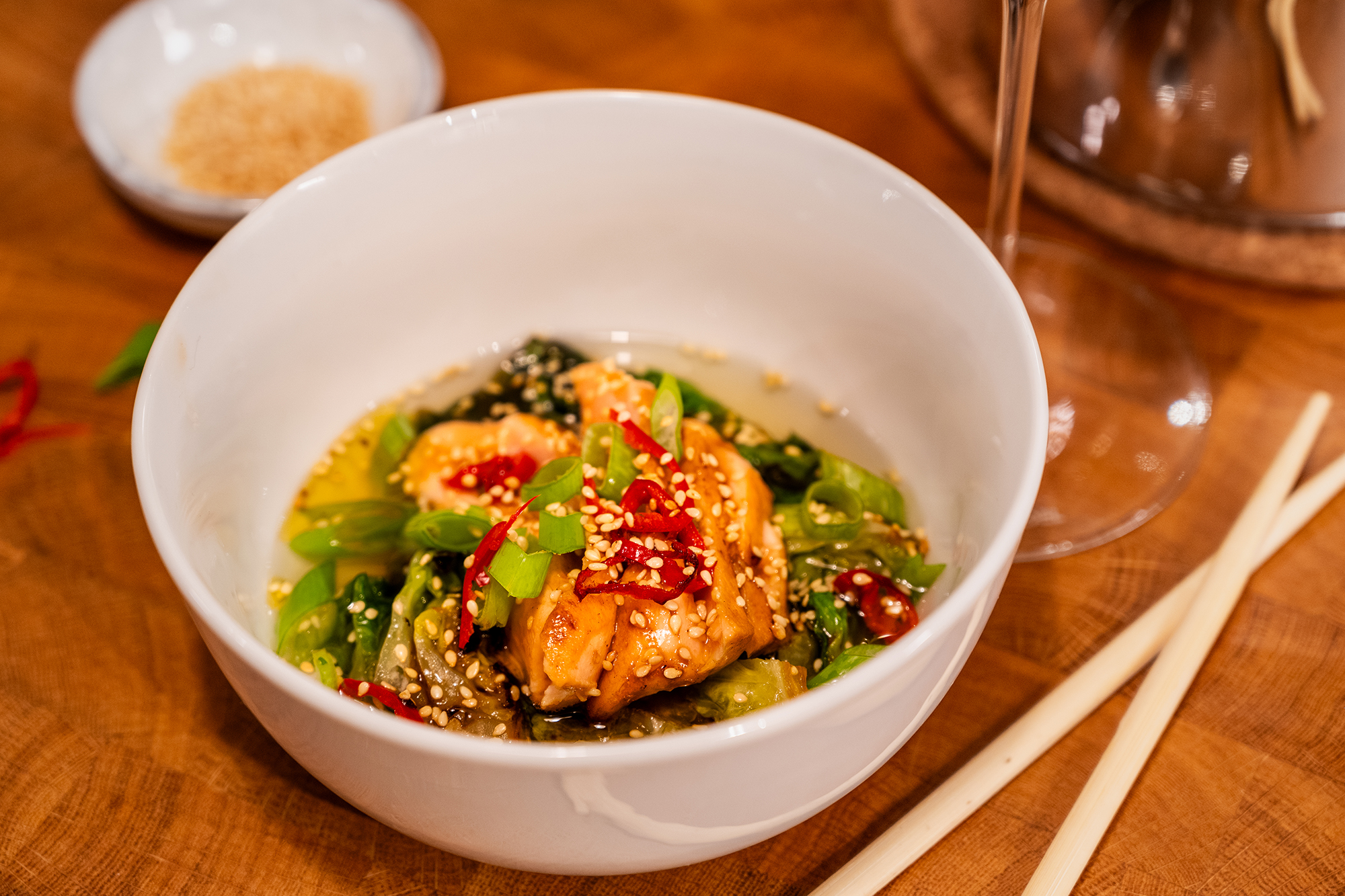 Sojastekt lax och spröd sallad i buljong