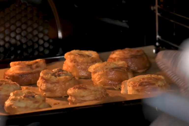 Frasiga potatisbakelser med kantareller & smördeg