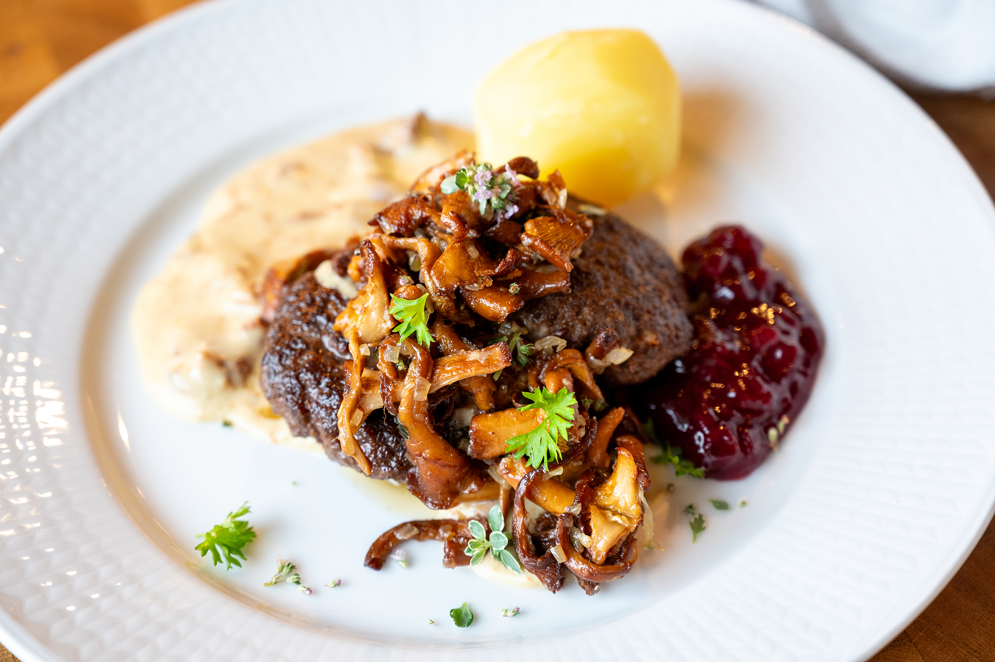 Viltfärsbiffar med kantarellsås