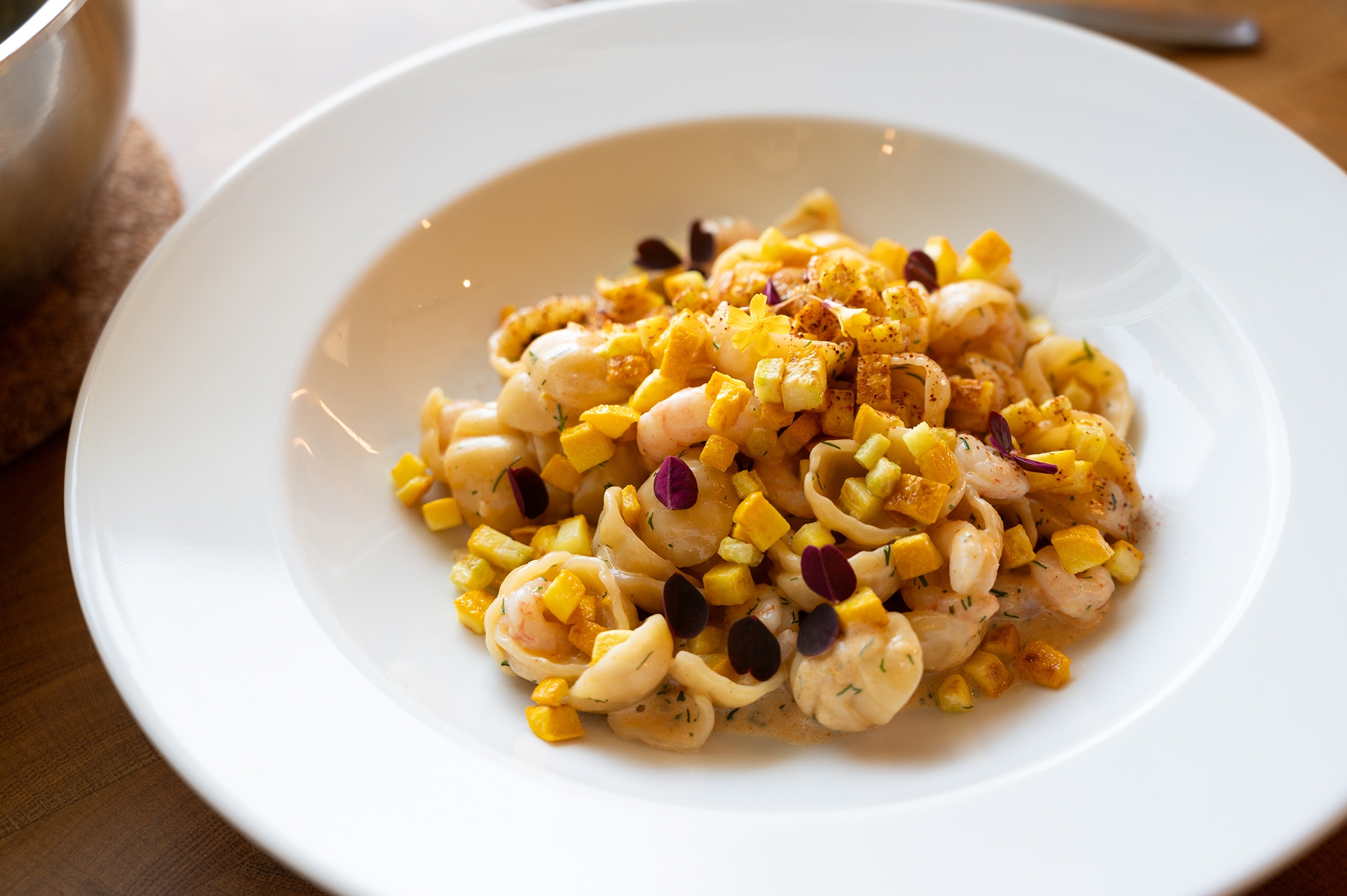 Het räkpasta toppad med gyllene zucchini