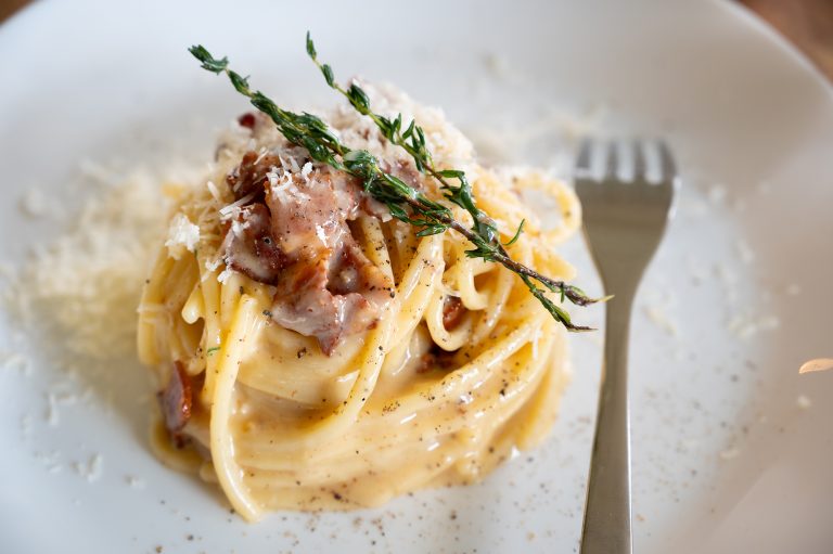 Carbonara med bacon och rostad vitlök
