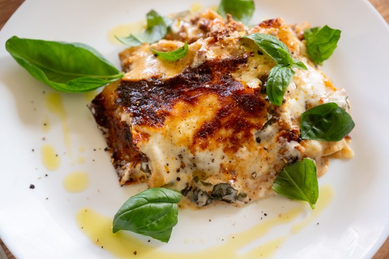 Krämig lasagne med rött vin & ostsås