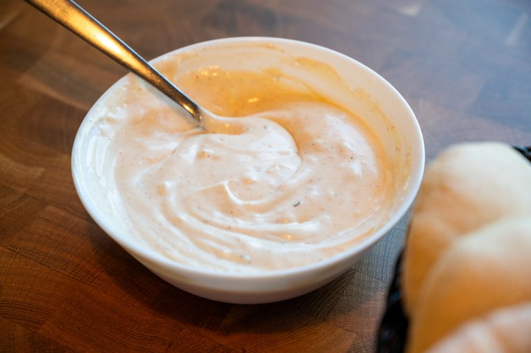 Krämig vitlöksdressing med färskost