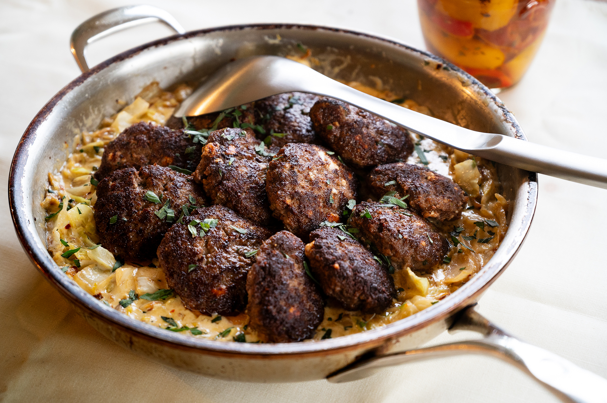 Fetaostbiffar serverade i gräddstuvad spetskål med chili och dragon