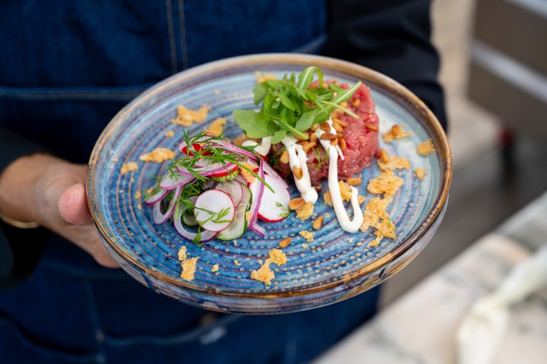 Tartare på gingravad ryggbiff med syrade grönsaker