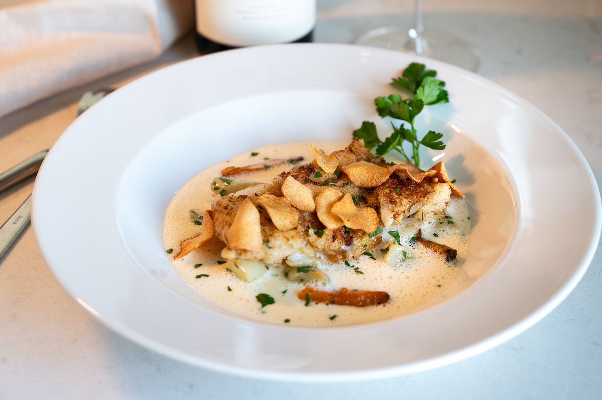 Smörstekt torsk med jordärtskockssås, persiljeglaserade svartrötter och jordärtskockschips