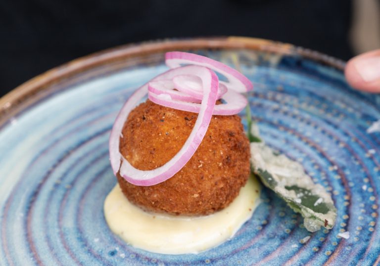 Arancini – risottobollar med saffransmajonnäs och syrad lök