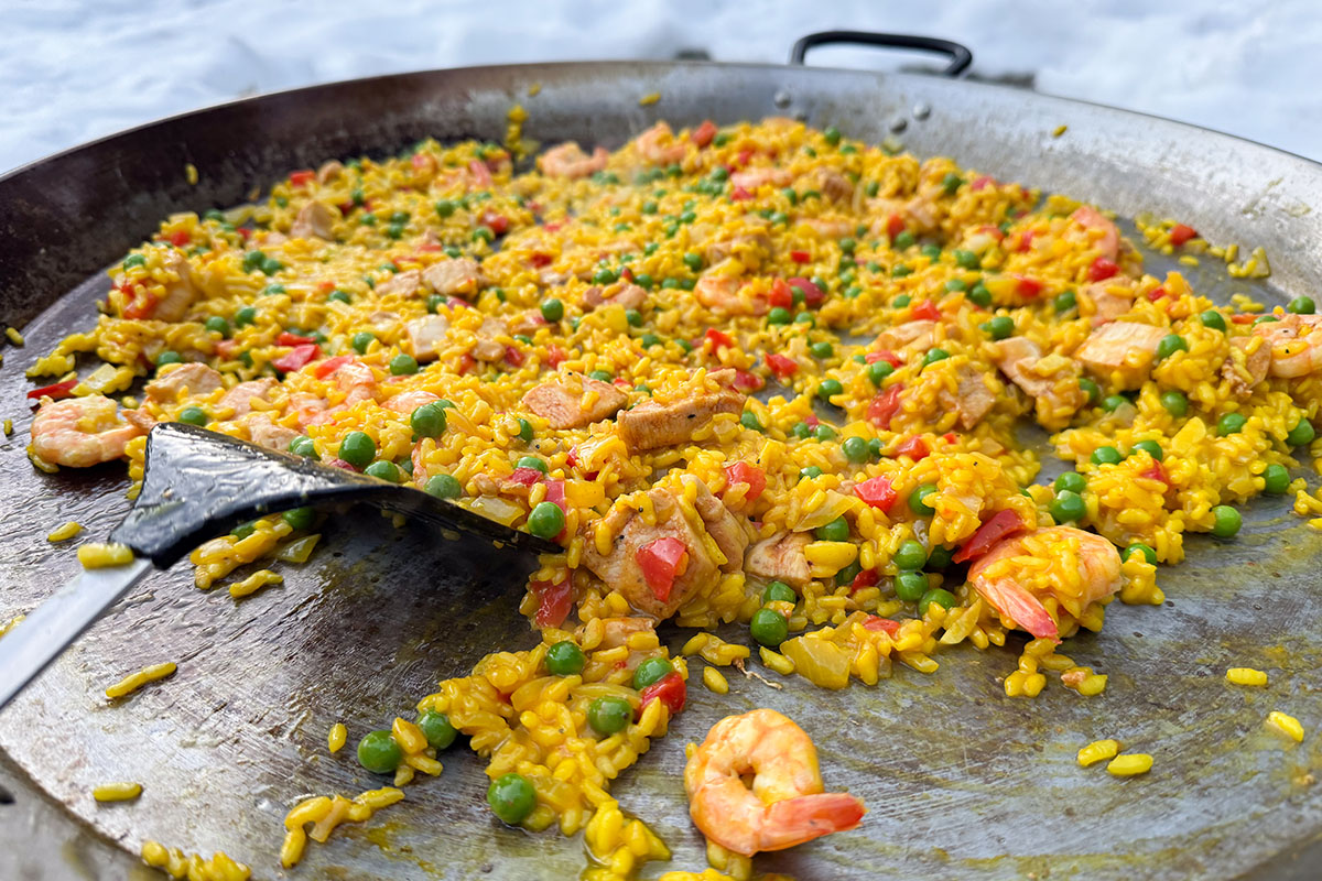 Paella med kyckling och räkor