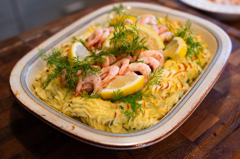 Klassisk fiskgratäng med västerbottensost och räkor