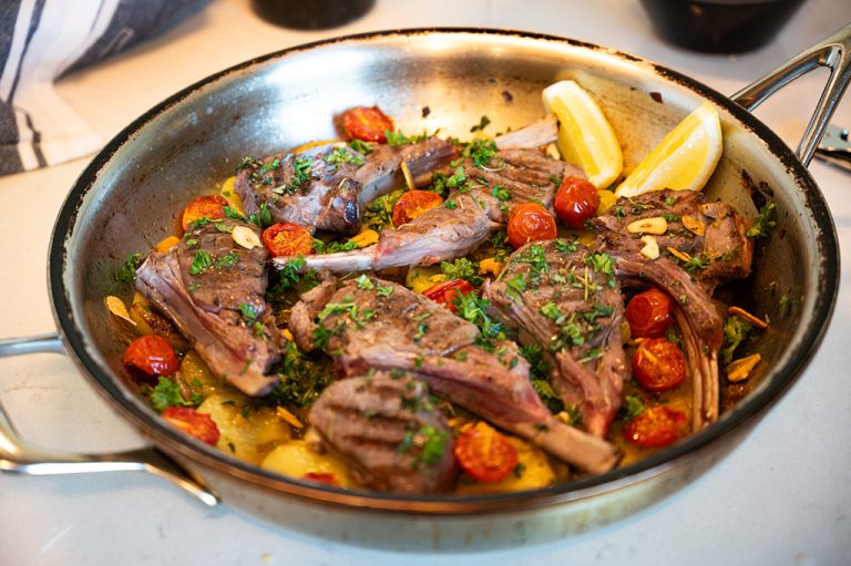 Grillade lammkotletter med bräserad potatis och rostad vitlök