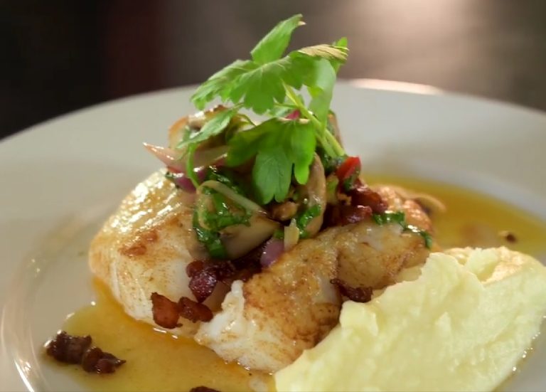 Smörstekt torskrygg med potatispuré och knaperstekt bacon