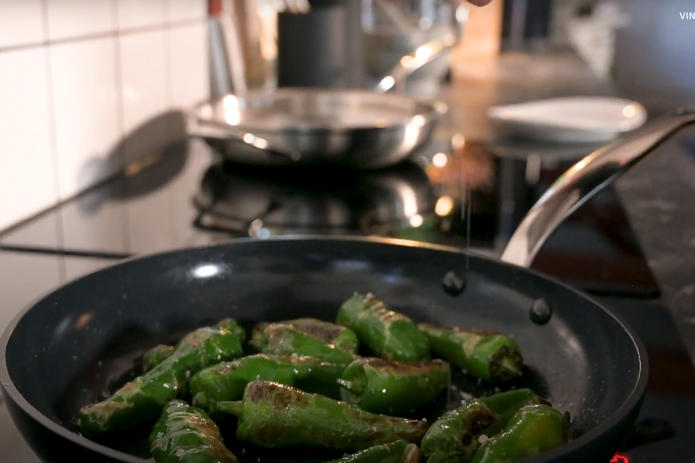 Entrecôte, serranochips, pimientos de padrón och en härlig twist på mojo rojo