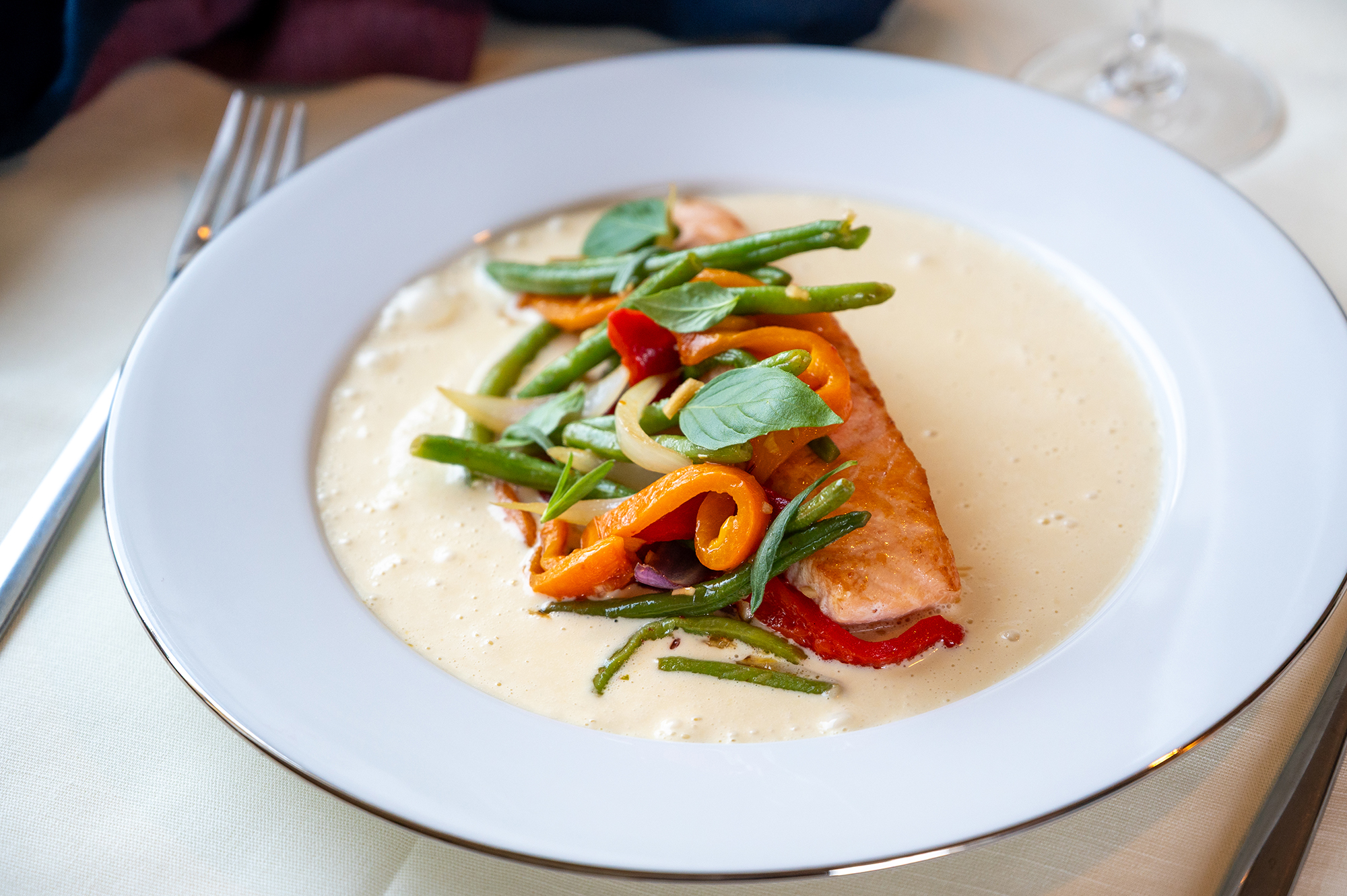 Lax med dragonvinägerstänkta brytbönor, grillad paprika och vitvinssås