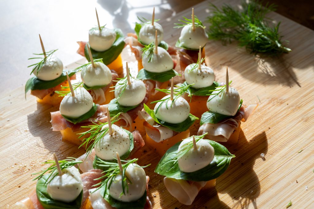 Melon med minimozzarella och prosciutto Melon med minimozzarella och prosciutto