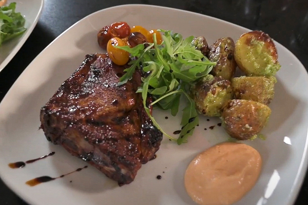 Grillad fläskkarré med ugnsrostad pestopotatis