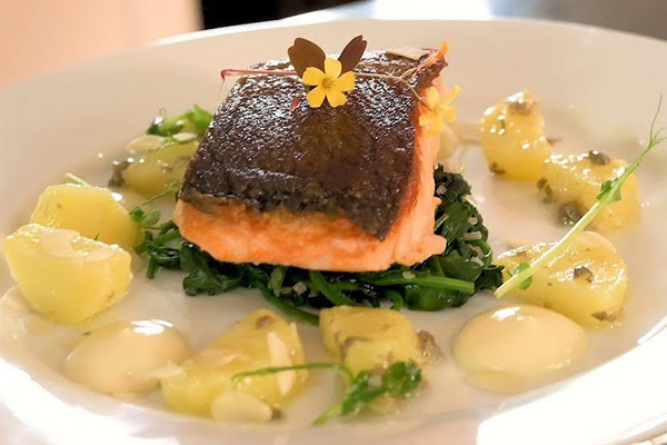 Knaperstekt lax på spenatbädd med potatissallad Knaperstekt lax på spenatbädd med potatissallad