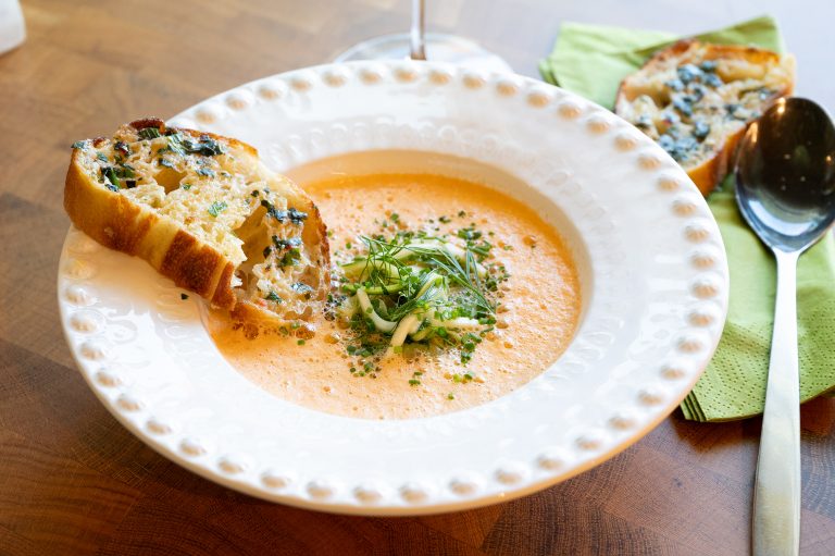 Kräftsoppa med citronmarinerad zucchini