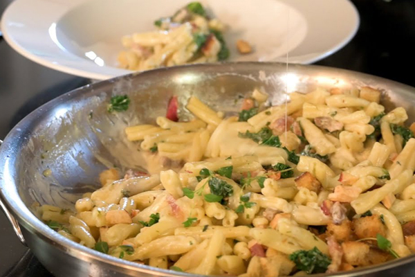 Härlig pasta med pancetta, grönkål och taleggio Härlig pasta med pancetta, grönkål och taleggio