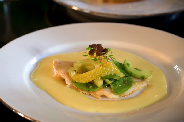 Stekt rödspätta med beurre blanc och smörslungade grönsaker