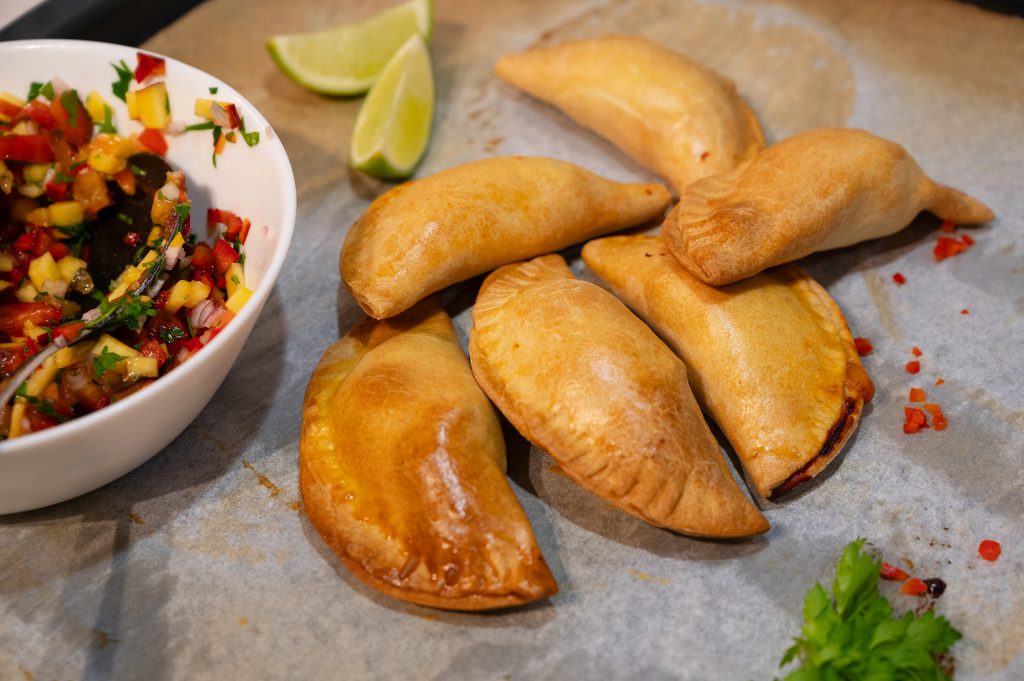 Kycklingfyllda Empanadas med nektarinsalsa Kycklingfyllda Empanadas med nektarinsalsa