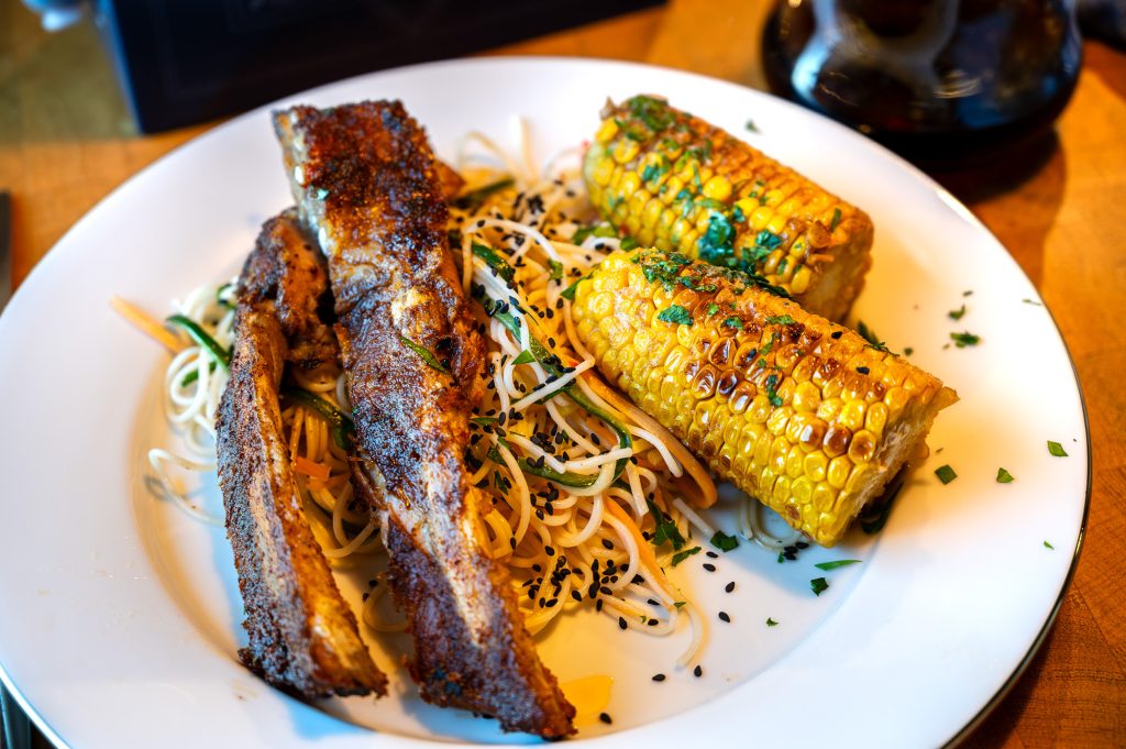 Revbensspjäll med nudelsallad och grillad majs