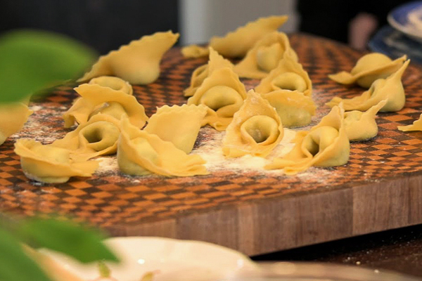 Tortelloni med smörad tomat & salviasås. Tortelloni med smörad tomat & salviasås.