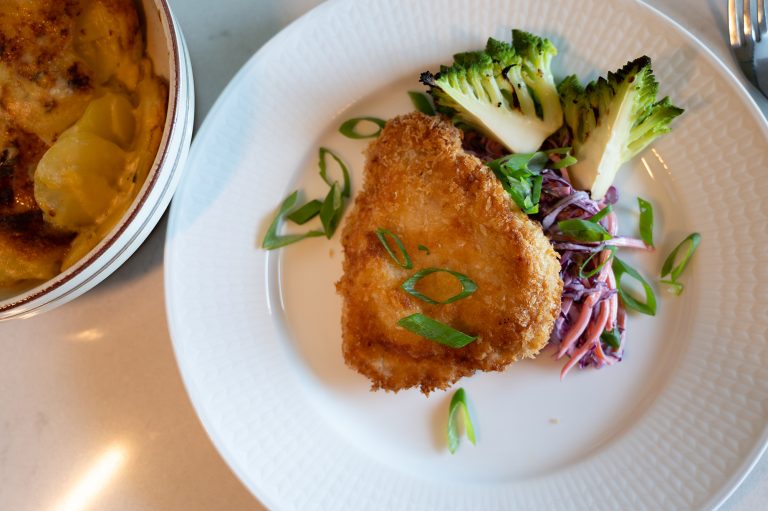 Schweizerschnitzel med rödkålssallad