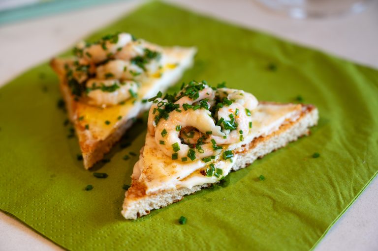 Pinchos med chiliräkor och omelett