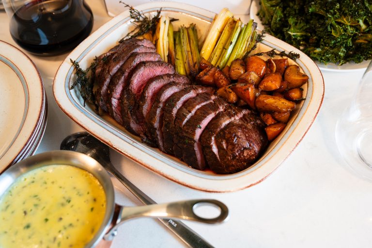 Helstekt rostasfilé med bearnaise och säsongens tillbehör