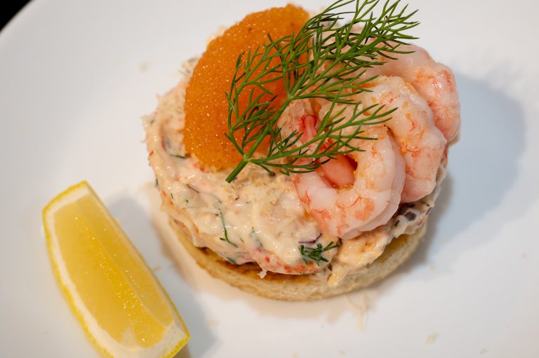 Toast skagen på kräftstjärtar och räkor