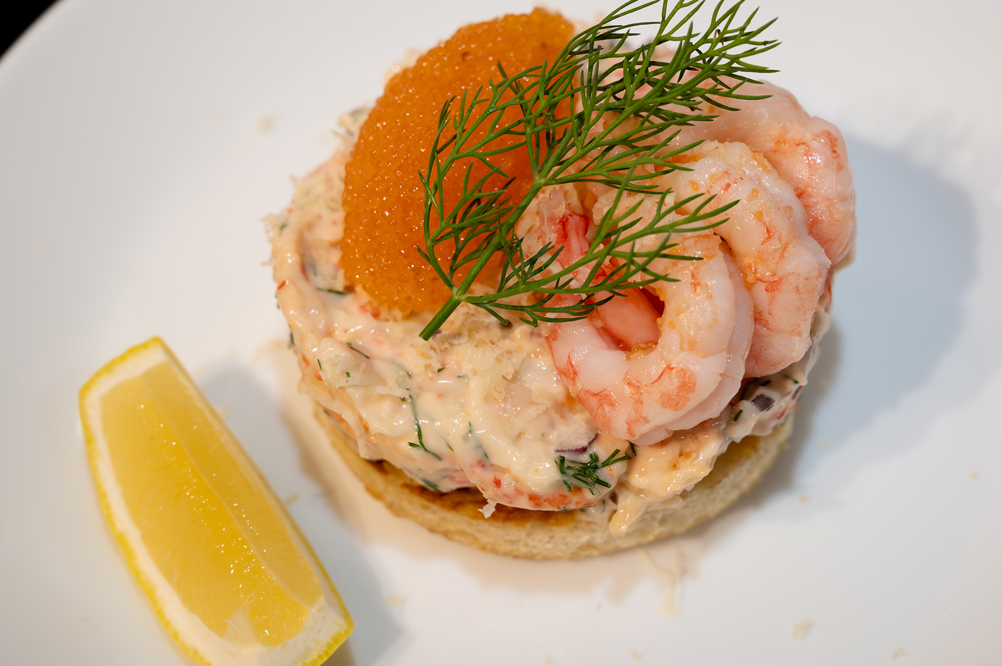 Toast skagen på kräftstjärtar och räkor