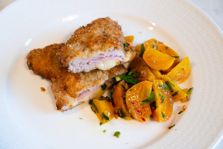 Skinkschnitzel cordon bleu med gulbetssallad