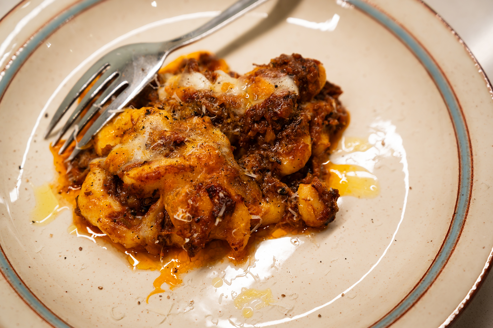 Gnocchigratäng med köttfärsås och mozzarella